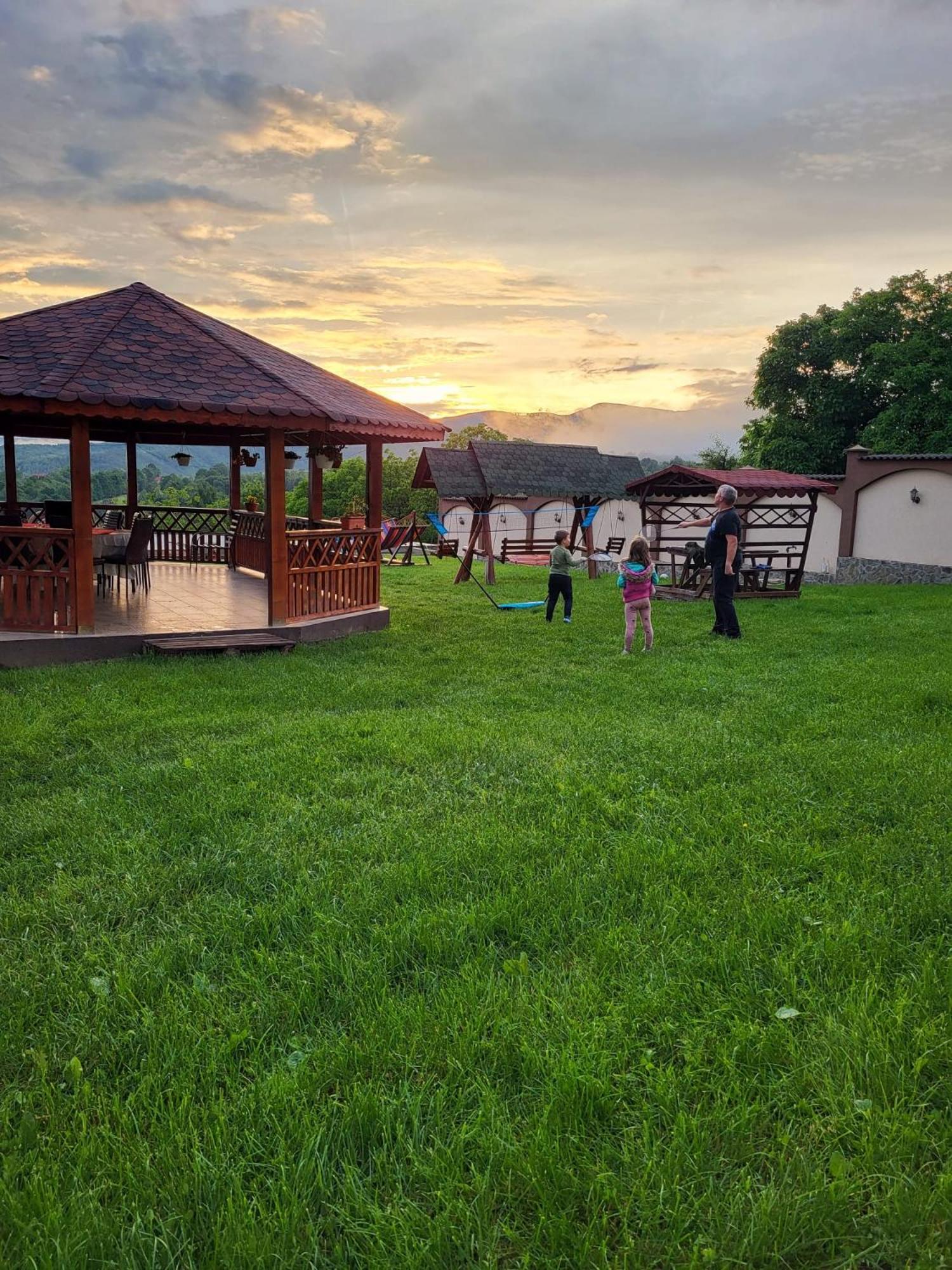 Conacul Lui Bulica Novaci-Străini Exterior foto