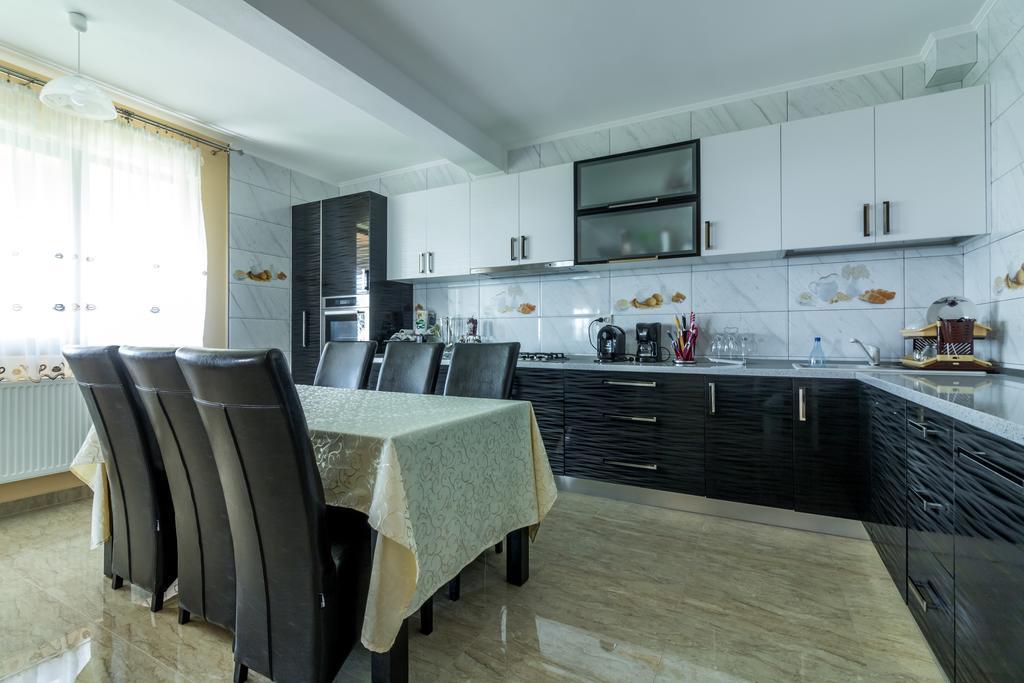 Conacul Lui Bulica Novaci-Străini Exterior foto